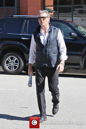 pierce-brosnan-pierce-brosnan-runs-errands_3549546